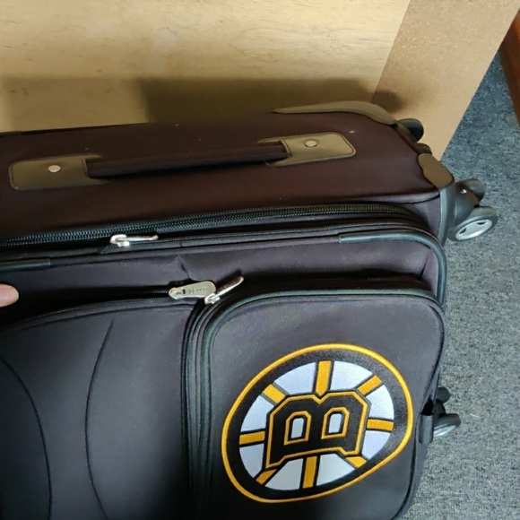 Boston Bruin's 21" Carry-On Luggage with Telescopic Handle & Rolling Wheels - Picture 5 of 5